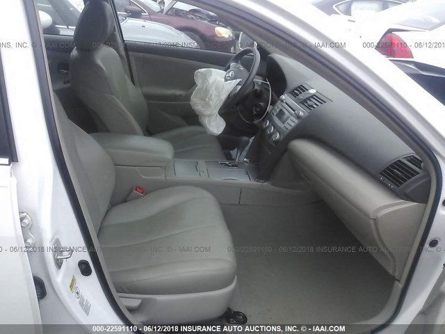 4T1BF3EK1AU535055 - 2010 TOYOTA CAMRY SE/LE/XLE WHITE photo 5