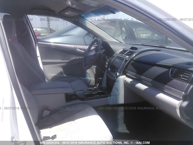 4T1BF1FK0CU186847 - 2012 TOYOTA CAMRY SE/LE/XLE 白色 照片 5