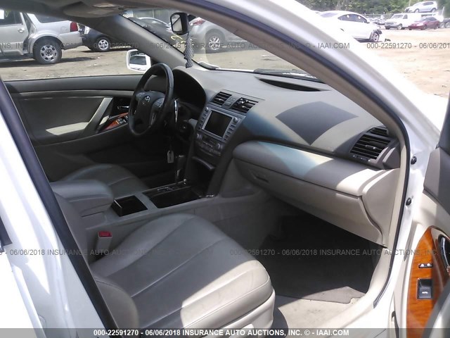 4T1BF3EK6BU662997 - 2011 TOYOTA CAMRY SE/LE/XLE WHITE photo 5