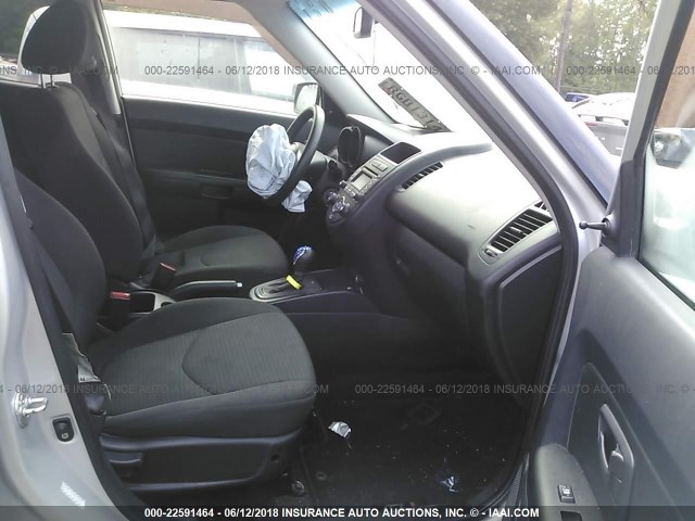 KNDJT2A51D7771355 - 2013 KIA SOUL SILVER photo 5