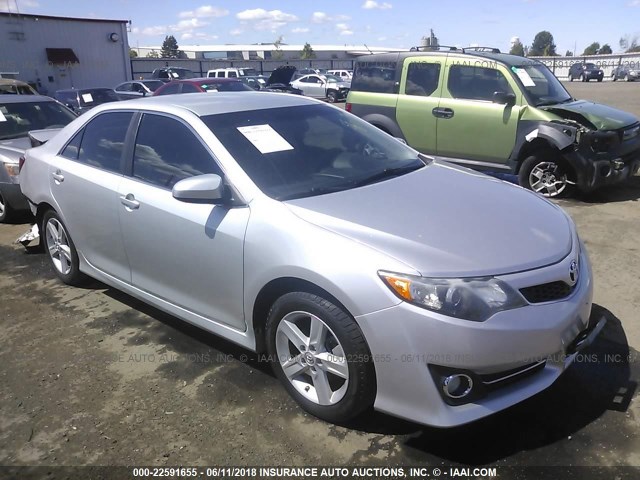 4T1BF1FK7CU094313 - 2012 TOYOTA CAMRY SE/LE/XLE ვერცხლისფერი ფოტო 1