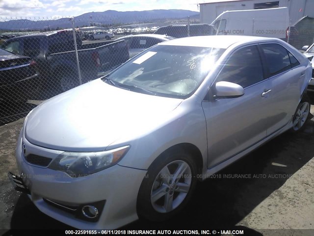 4T1BF1FK7CU094313 - 2012 TOYOTA CAMRY SE/LE/XLE ვერცხლისფერი ფოტო 2