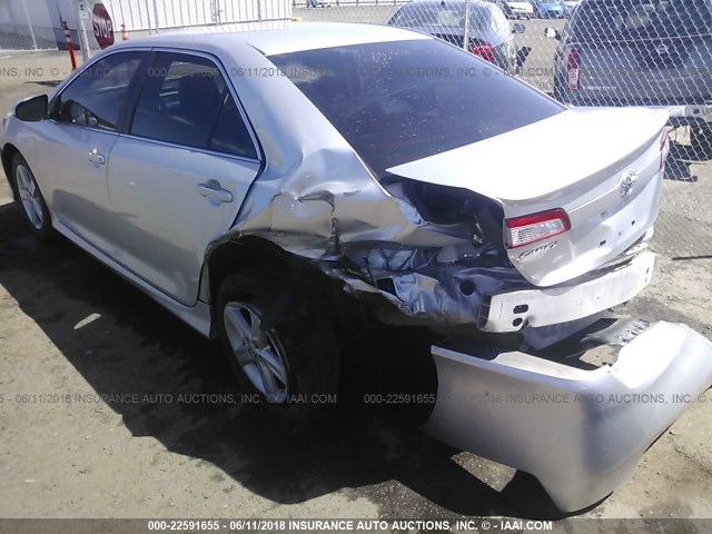 4T1BF1FK7CU094313 - 2012 TOYOTA CAMRY SE/LE/XLE ვერცხლისფერი ფოტო 3