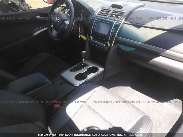 4T1BF1FK7CU094313 - 2012 TOYOTA CAMRY SE/LE/XLE ვერცხლისფერი ფოტო 5