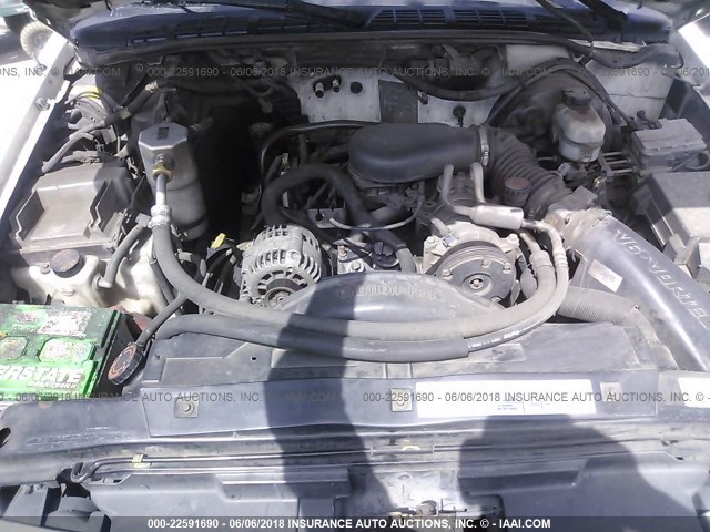 1GCCS14W518232804 - 2001 CHEVROLET S TRUCK S10 WHITE photo 10