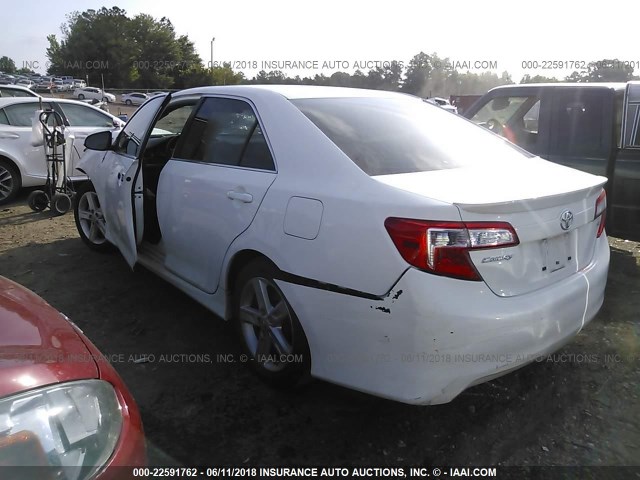 4T1BF1FK5DU675018 - 2013 TOYOTA CAMRY L/SE/LE/XLE თეთრი ფოტო 3