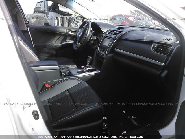 4T1BF1FK5DU675018 - 2013 TOYOTA CAMRY L/SE/LE/XLE თეთრი ფოტო 5