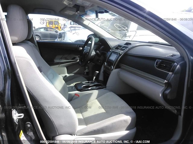 4T4BF1FK3CR268643 - 2012 TOYOTA CAMRY SE/LE/XLE 深蓝色 照片 5