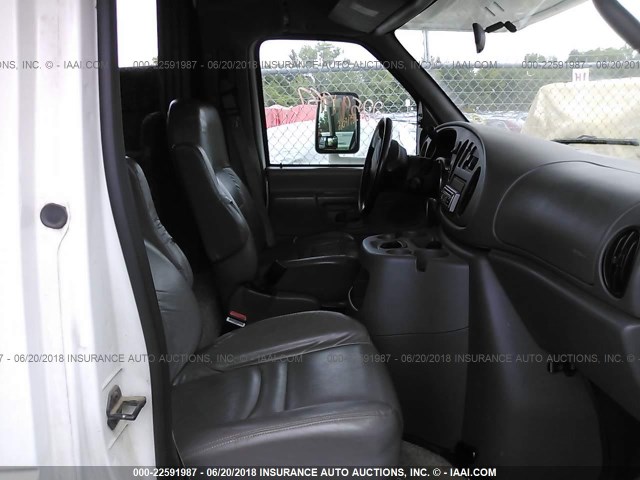1FDXE45S61HB59069 - 2001 FORD ECONOLINE E450 SUPER DUTY CUTWY VAN 白色 照片 5