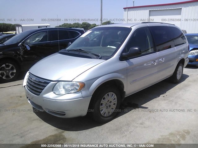 2C4GP44R15R212977 - 2005 CHRYSLER TOWN & COUNTRY LX SILVER photo 2