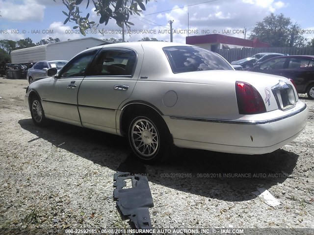 1LNHM82W52Y626103 - 2002 LINCOLN TOWN CAR SIGNATURE WHITE photo 3