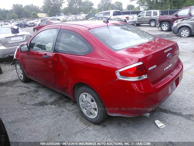 1FAHP32N18W178359 - 2008 FORD FOCUS S/SE RED photo 3