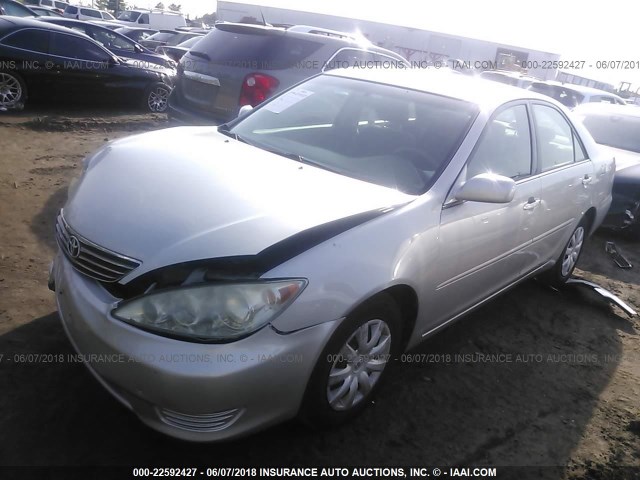 4T1BE32K65U045661 - 2005 TOYOTA CAMRY LE/XLE/SE ვერცხლისფერი ფოტო 2