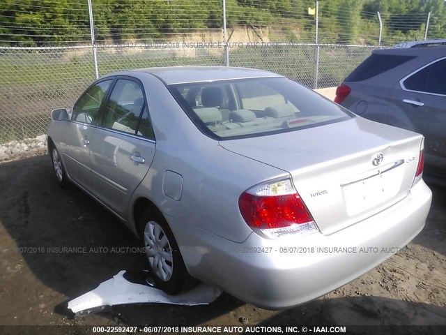 4T1BE32K65U045661 - 2005 TOYOTA CAMRY LE/XLE/SE ვერცხლისფერი ფოტო 3
