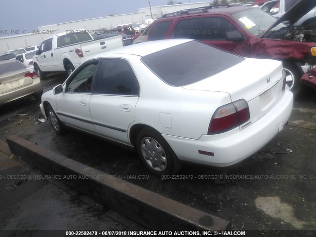 1HGCD5639VA213208 - 1997 HONDA ACCORD LX/EX WHITE photo 3