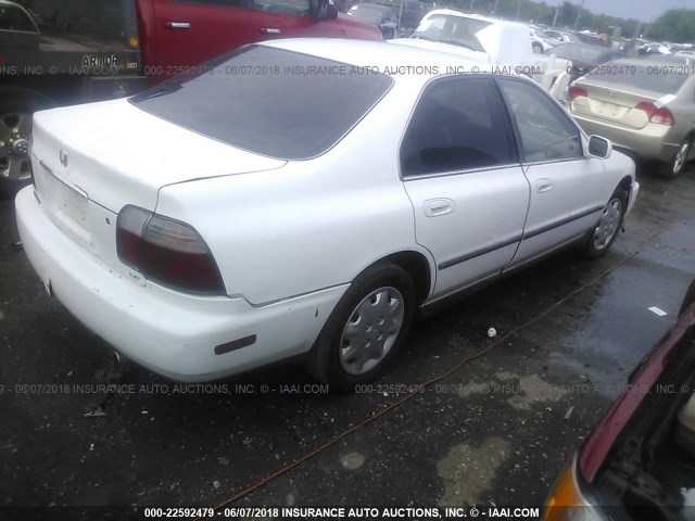 1HGCD5639VA213208 - 1997 HONDA ACCORD LX/EX WHITE photo 4