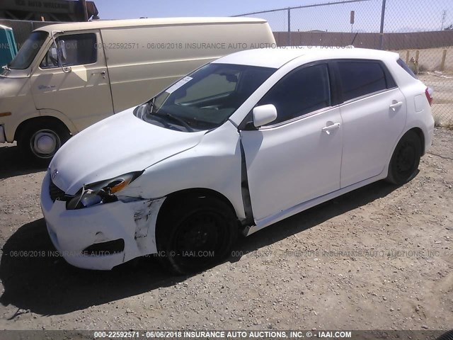2T1KU4EEXAC255576 - 2010 TOYOTA COROLLA MATRIX  WHITE photo 2