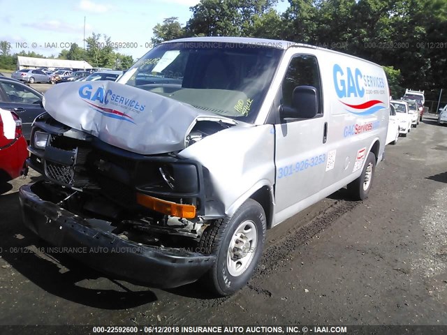 1GCWGFBA0B1138469 - 2011 CHEVROLET EXPRESS G2500  SILVER photo 2