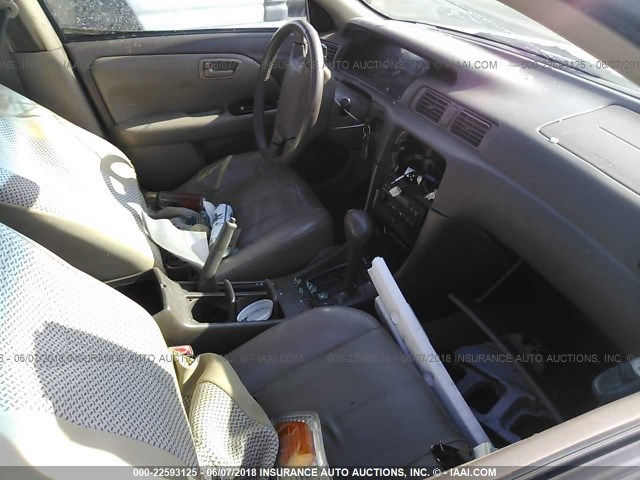 JT2BF28K3Y0238390 - 2000 TOYOTA CAMRY LE/XLE Blanco foto 5