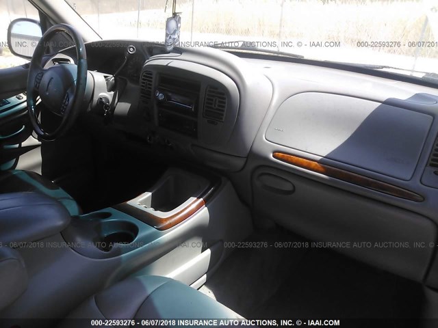 5LMPU28L1WLJ29605 - 1998 LINCOLN NAVIGATOR WHITE photo 5