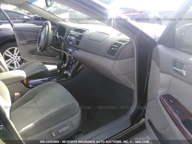 JTDBE30K363061136 - 2006 TOYOTA CAMRY LE/XLE BLACK photo 5