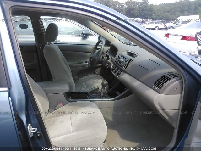 4T1BE32K32U539231 - 2002 TOYOTA CAMRY LE/XLE/SE ლურჯი ფოტო 5