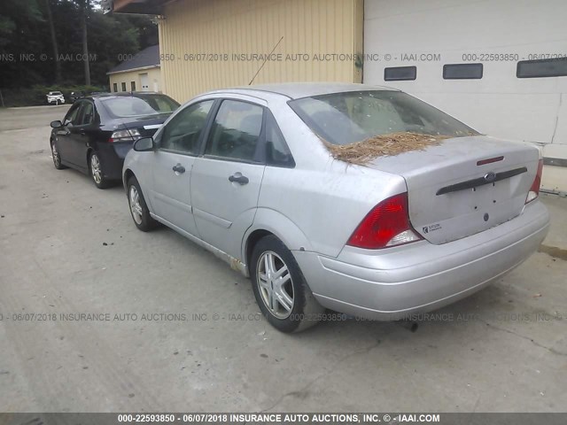 1FAFP34P8YW343183 - 2000 FORD FOCUS SE/SE COMFORT SILVER photo 3