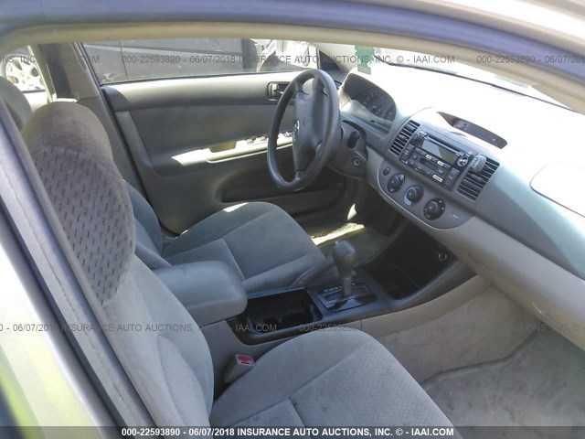 4T1BF30K82U023317 - 2002 TOYOTA CAMRY LE/XLE/SE ოქროსფერი ფოტო 5