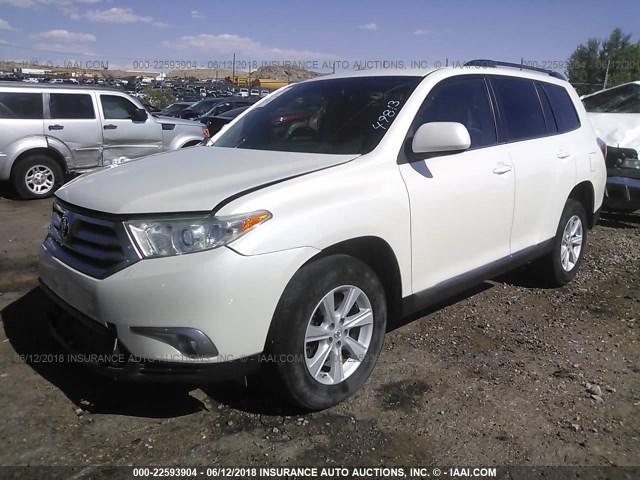 5TDBK3EH1DS242429 - 2013 TOYOTA HIGHLANDER PLUS/SE WHITE photo 2