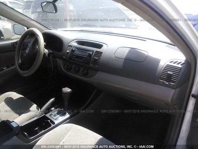 4T1BE32K52U075133 - 2002 TOYOTA CAMRY LE/XLE/SE თეთრი ფოტო 5