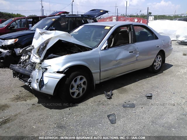 JT2BG22K610549579 - 2001 TOYOTA CAMRY CE/LE/XLE SILVER photo 2