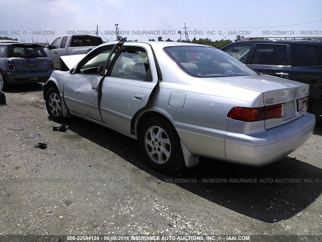 JT2BG22K610549579 - 2001 TOYOTA CAMRY CE/LE/XLE SILVER photo 3
