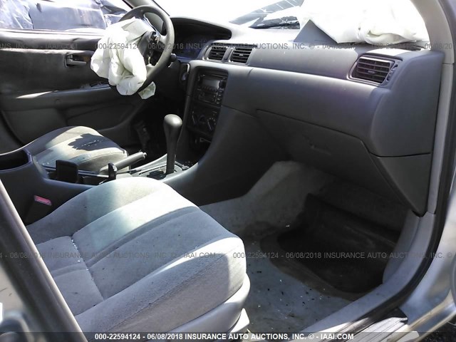 JT2BG22K610549579 - 2001 TOYOTA CAMRY CE/LE/XLE SILVER photo 5