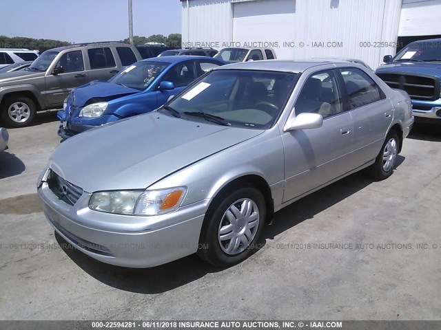 JT2BG22K0Y0439444 - 2000 TOYOTA CAMRY CE/LE/XLE SILVER photo 2
