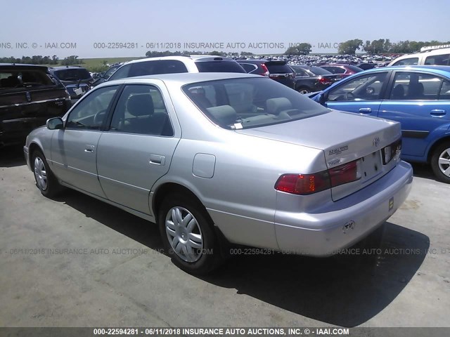 JT2BG22K0Y0439444 - 2000 TOYOTA CAMRY CE/LE/XLE SILVER photo 3