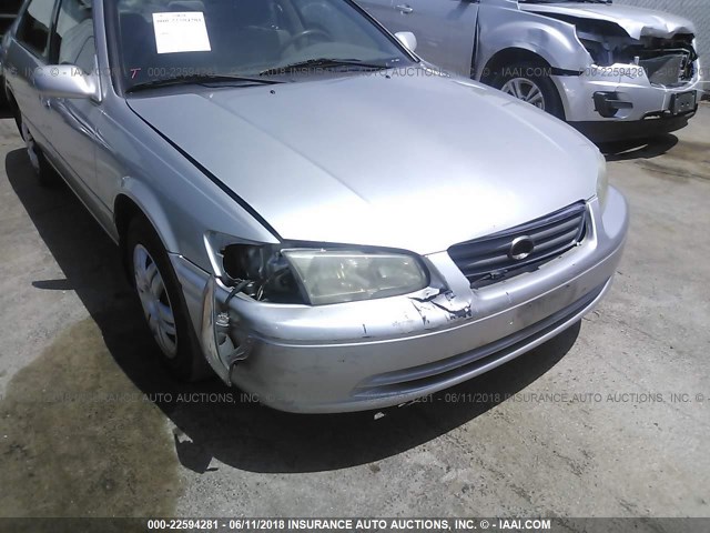 JT2BG22K0Y0439444 - 2000 TOYOTA CAMRY CE/LE/XLE SILVER photo 6