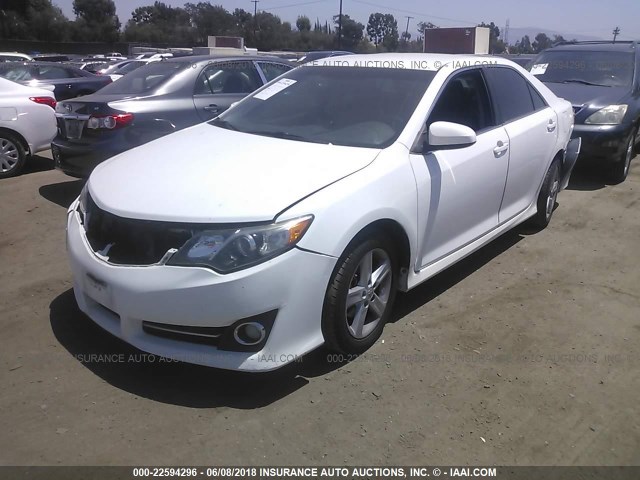 4T1BF1FK1CU527768 - 2012 TOYOTA CAMRY SE/LE/XLE 白色 照片 2