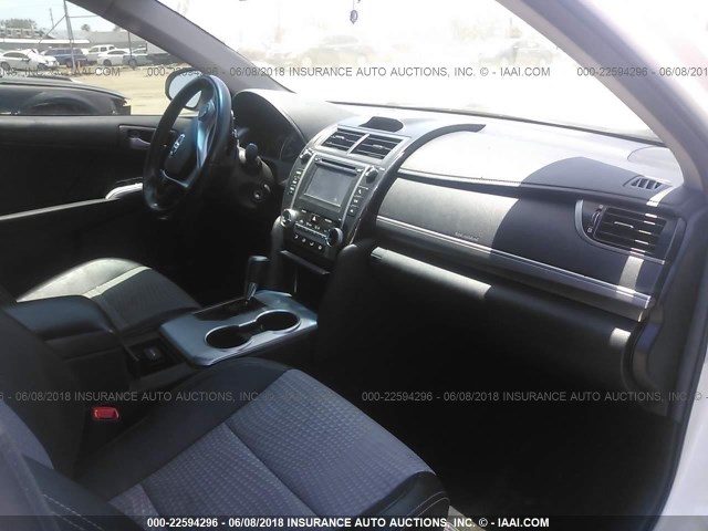 4T1BF1FK1CU527768 - 2012 TOYOTA CAMRY SE/LE/XLE 白色 照片 5