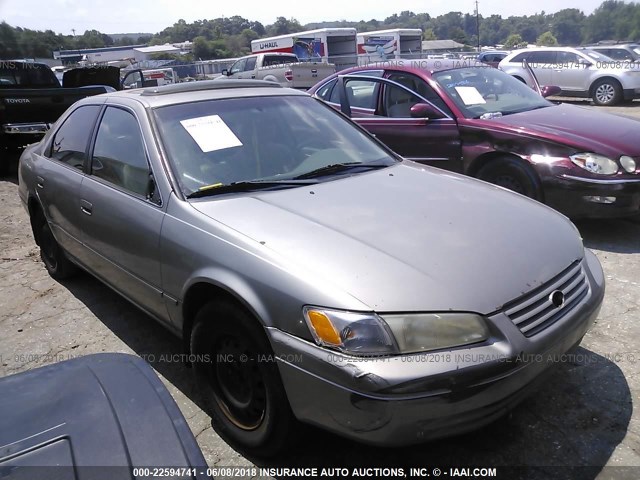 4T1BF22KXWU072144 - 1998 TOYOTA CAMRY CE/LE/XLE SILVER photo 1