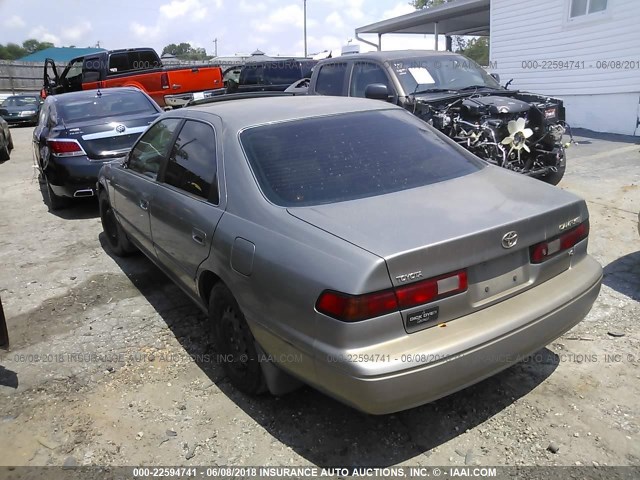 4T1BF22KXWU072144 - 1998 TOYOTA CAMRY CE/LE/XLE SILVER photo 3