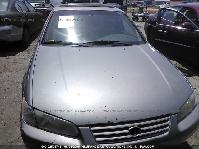 4T1BF22KXWU072144 - 1998 TOYOTA CAMRY CE/LE/XLE SILVER photo 6