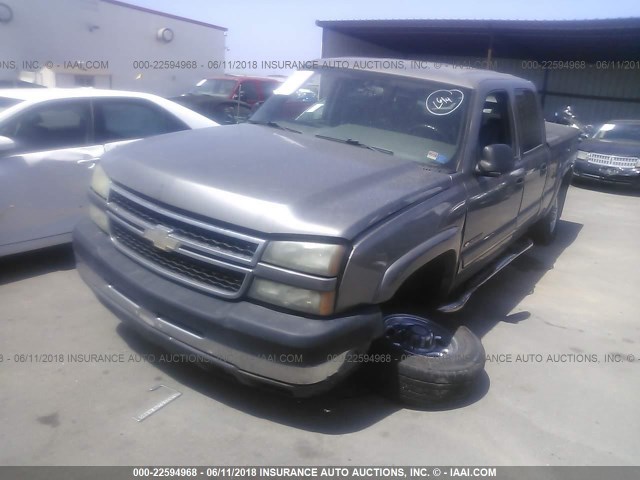 1GCHC23UX6F163913 - 2006 CHEVROLET SILVERADO C2500 HEAVY DUTY GRAY photo 2