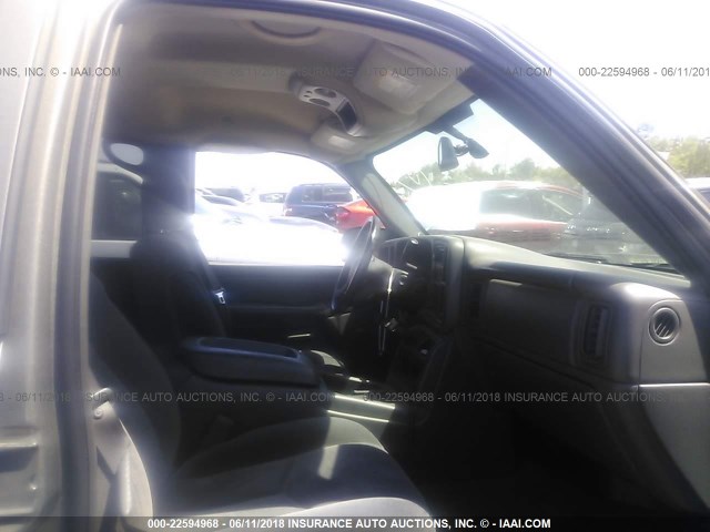 1GCHC23UX6F163913 - 2006 CHEVROLET SILVERADO C2500 HEAVY DUTY GRAY photo 5