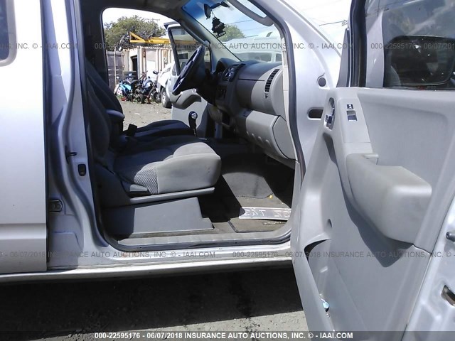 1N6AD09U48C418244 - 2008 NISSAN FRONTIER CREW CAB LE/SE/OFF ROAD SILVER photo 5