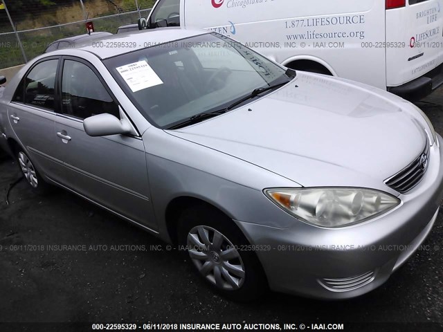 4T1BE32K15U098039 - 2005 TOYOTA CAMRY LE/XLE/SE ვერცხლისფერი ფოტო 1