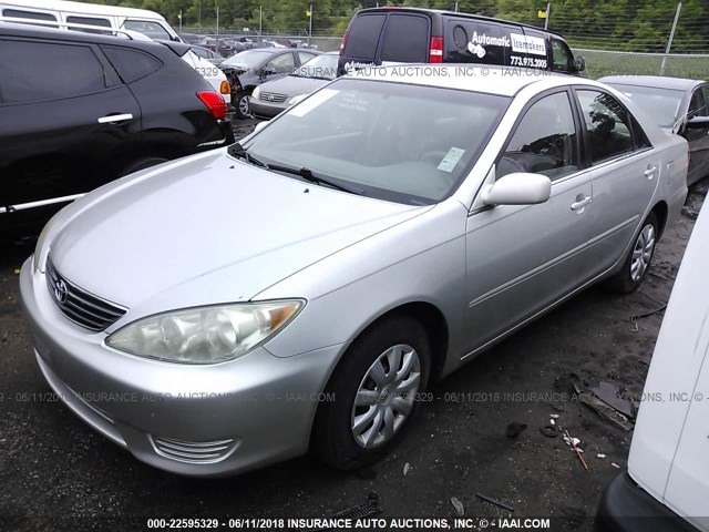 4T1BE32K15U098039 - 2005 TOYOTA CAMRY LE/XLE/SE ვერცხლისფერი ფოტო 2