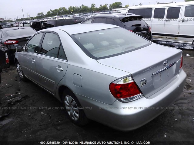 4T1BE32K15U098039 - 2005 TOYOTA CAMRY LE/XLE/SE ვერცხლისფერი ფოტო 3
