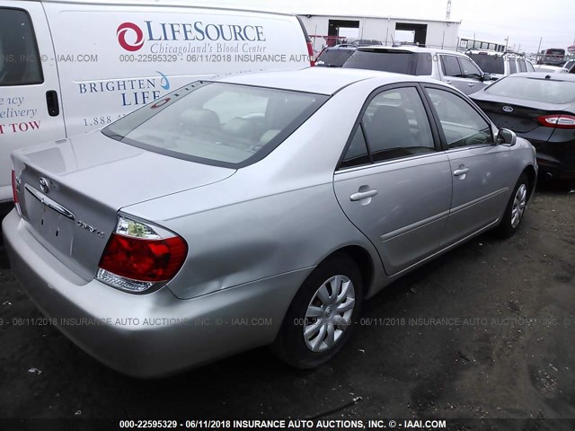 4T1BE32K15U098039 - 2005 TOYOTA CAMRY LE/XLE/SE ვერცხლისფერი ფოტო 4