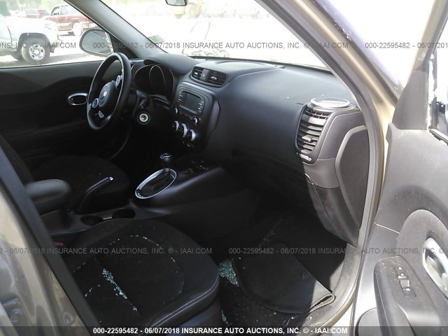 KNDJN2A24G7332591 - 2016 KIA SOUL BROWN photo 5