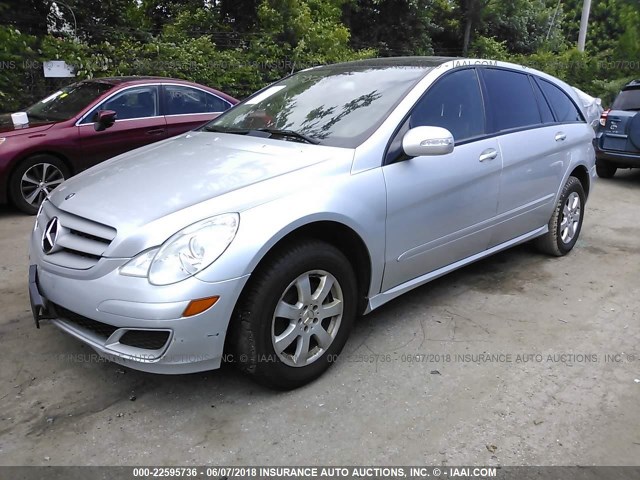 4JGCB65E86A024978 - 2006 MERCEDES-BENZ R 350 SILVER photo 2